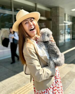 Mami Kumagai Instagram - 今日は東京でした。
ももたんはママが行くってなると顔を隠しちゃう。
あー愛おしい。

ももたんこおかげで母性を学んでます

#熊谷真実
#東京行ってきます
#浜松南口
#えきなん
#ジェーンマープル