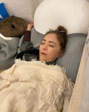 Mami Kumagai Instagram - そして翌日も。

寝落ち

寝落ち続き。
ももたんの寝顔の可愛いこと。
私の寝顔。ぷっ。
#熊谷真実
#寝落ちが気持ち良い 
#写真撮られてる
#