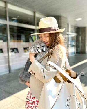 Mami Kumagai Instagram - 今日は東京でした。
ももたんはママが行くってなると顔を隠しちゃう。
あー愛おしい。

ももたんこおかげで母性を学んでます

#熊谷真実
#東京行ってきます
#浜松南口
#えきなん
#ジェーンマープル