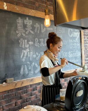 Mami Kumagai Instagram - 昨日はリアンデイで初の試み！！

真実カレーとスムージーのイベントを開催

たくさんの作家さんにも来ていただいてリアンデイが賑やかでした

私はと言えば
やりたいと思ったことをやらずにはいられない人。笑
でもアンミッカルさんと出会いがなかったら実現してできなかったです。
それと仲間。一心不乱に手伝ってくれました。

私のカレーは野菜カレー。
玉ねぎごぼうにんじん大根さつまいも。
それに沢山のスパイス。
辛くはないけど　スバイスの香りが効いています。

値段は高いと思われた方もいらっしゃると思います。
野菜しか入ってないカレーが1500円！！
　悩みに悩んだお値段でした。

今お野菜が高いのと
入ってる野菜の分量が半端ない！たくさんのスパイス！

お米は自然栽培米の玄米と自然栽培米のお米！

高いと思われた方ごめんなさい！
なのでてんこ盛りにさせていただきました。

今度は子供カレーもご用意させていただきます！

途中でコンセントが抜けててお米ご炊けなくてお待たせしちゃって申し訳ありませんでした！！

カレー早い時間でなくなって，現場で作りました！！
本当に本当にありがとうございました！

めっちゃ大変だったけど、それでもお料理好きだよなーと改めて実感しました。

63食！
召し上がってくださった方！ありがとうございました！！

またやったら来てくれますか？
色々ご意見聞かせてください！

#熊谷真実
#リアンデイ
#真実カレー
#スムージー
#スムージーまいにち飲もう