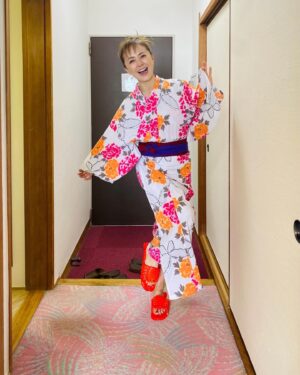 Mami Kumagai Instagram - 大人の遠足
行き先は伊勢神宮
お土産屋で思わず買っちゃった
伊勢海老のサンダル

夏はこれだ。

#熊谷真実
#伊勢海老サンダル
#伊勢講
#大人の遠足
#行き先は伊勢神宮