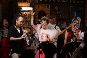 Mami Kumagai Instagram - 昨夜はマミーズビスケットのライブでした。

最近のマミーズビスケット
歌手のエリコさんがメンバーに加わり
最強になってます！！

てか
マミラーちゃんが最強！！
みんなお揃いのピカピカをつけて、客席の方が明るい！

嬉しいな
幸せだな

無事に終わったことに感謝！！

#熊谷真実
#マミーズビスケット
#ビスケットタイム
#一度見にきてね
#ほとんどトークライブ
#ERIKO