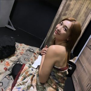 Mami Yamasaki Instagram - 舞台「ひとくず」全14公演終了しました！

私の演じた木下智子は演出の上西さんからは可愛く演じてほしいと稽古初日に仰っていただいたのですが可愛く演じられたかは、、どうだろう。笑
あと冒頭の着替えシーンはいつもスムーズに着れるかドキドキしたなぁ。

全公演満席で今日の大千穐楽は舞台上のギリギリまでお席ご用意するほどの満員御礼でした。
たくさんの方にこの作品を観ていただけた事を心より感謝しております！

本当にありがとうございました！

photo  #筒井巧 さん

ちょうど筒井先輩が近くにいらっしゃったので撮っていただきました笑

#舞台 #大千穐楽 #千穐楽 #ひとくず #舞台ひとくず #テンアンツ #下北沢b1 #山崎真実