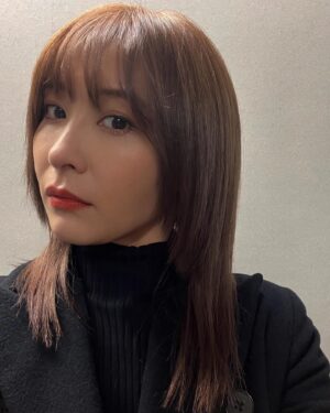 Mami Yamasaki Instagram - かなり髪色明るくしましたー！
今年黒染めしてたから中々色が入りにくい状態でしたが、とっても可愛い色にしていただきました！

#ブリーチカラー #ミルクティーベージュ #美容室 #ロングヘア #ウルフカット #山崎真実