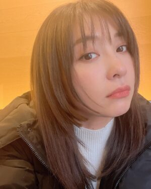 Mami Yamasaki Instagram - 髪すごい伸びたねって最近言われるから嬉しい、、
このまま伸ばし続けたら幼稚園以来のロングヘア。

#ロングヘアに憧れる #ロングヘア #髪切りたいけど我慢 #山崎真実