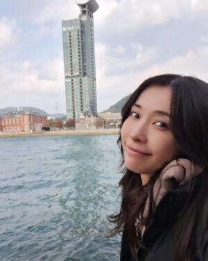 Mami Yamasaki Instagram - 皆さま、21日の写真集「カメリア」特典お渡し会のご予約は本日4/16までのようです！
書泉ブックタワーで12時からなので、お時間ある方はぜひ直接お渡しさせていただけたらと思います！

※写真はロケ2日目に行った門司港
また行きたい場所

#写真集 #写真集発売中 #写真集発売イベント #発売イベント #カメリア #グラビア撮り下ろし #ラストグラビア #グラビア #書泉ブックタワー #山崎真実