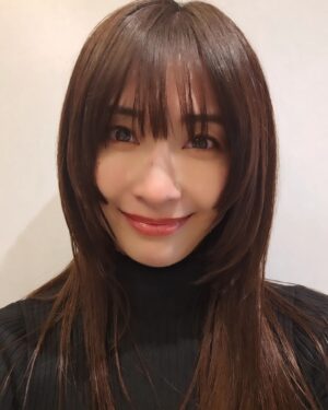 Mami Yamasaki Instagram - いつもより前髪重めで顔回りほどよく個性的に。
私の意味不明な説明でもイメージ通りに切ってくれた笑
いつもありがとうございます✨

#美容室 #ロングヘアー #プチイメチェン #山崎真実