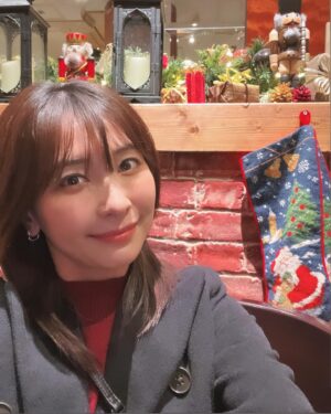Mami Yamasaki Instagram - あと10日でクリスマスイヴ。
外はクリスマスのイルミネーションが綺麗ですね。
冬は苦手だけどこの時期は歩いてるとテンション上がる！

舞台「ひとくず」も24日はクリスマスイヴVer、25日はクリスマスVerなのです。

通常の公演とはまた違った舞台「ひとくず」観に来て下さいね！

#クリスマス #クリスマスイブ #イルミネーション #舞台 #ひとくず #テンアンツ #10ants #下北沢b1 #お待ちしております #山崎真実