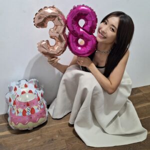 Mami Yamasaki Instagram - 38歳になりました👏✨
皆さま、YouTube配信でお祝いメッセージありがとうございました✨
写真展に毎日たくさんの方がご来場いただき、いつも以上に応援していただけているのを感じることができて38歳のスタートを幸せな気持ちで切ることができました！
皆さまに引き続き応援していただけるようにこれからも頑張っていきますので宜しくお願いします✨

#誕生日 #38歳 #30代グラビア #いつもありがとうございます #写真展 #山崎真実写真展 #baroque #グラビア撮り下ろし #恵比寿 #代官山 #舞山秀一さん #alギャラリー #tokyoartsgallery #山崎真実