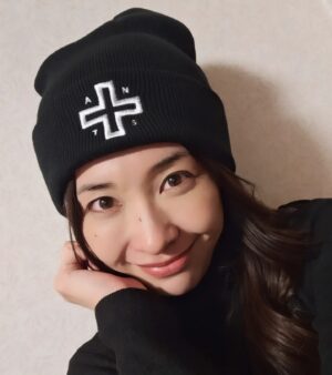 Mami Yamasaki Instagram - 「西成ゴローの四億円」の全撮影が終わりました！
3年ぶりに片桐真理子を演じさせていただきました！
こうやって長く同じ役をやらせていただけることに感謝です😭
そしてクランクアップの時にいただいたテンアンツニット帽。
スタッフさんが被ってらっしゃって羨ましかったのでいただけて嬉しい💕

3年前のクランクアップの時はキャップをいただきました！
そして髪型が大分違う😂

皆さま完成を楽しみにしていて下さいね！

#西成ゴローの四億円
#映画 
#クランクアップ 
#テンアンツ さん
#山崎真実