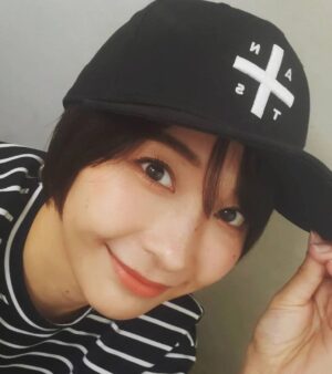 Mami Yamasaki Instagram - 「西成ゴローの四億円」の全撮影が終わりました！
3年ぶりに片桐真理子を演じさせていただきました！
こうやって長く同じ役をやらせていただけることに感謝です😭
そしてクランクアップの時にいただいたテンアンツニット帽。
スタッフさんが被ってらっしゃって羨ましかったのでいただけて嬉しい💕

3年前のクランクアップの時はキャップをいただきました！
そして髪型が大分違う😂

皆さま完成を楽しみにしていて下さいね！

#西成ゴローの四億円
#映画 
#クランクアップ 
#テンアンツ さん
#山崎真実