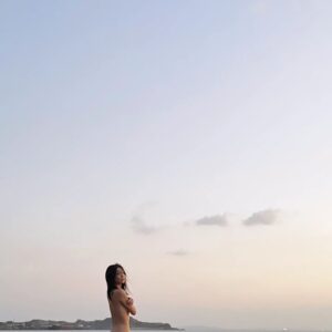 Mami Yamasaki Instagram - 写真集「カメリア」最後のオフショット。
たくさん誌面に写真を載せていただいたのでSNS用に撮っていただいたオフショットもこれで使いきりました！

たくさんの方に写真集見ていただけていて本当に嬉しいです！

#写真集 #写真集発売中 #小学館 #カメリア #グラビア #グラビア撮り下ろし #ラストグラビア #オフショット #グラビアオフショット #山崎真実