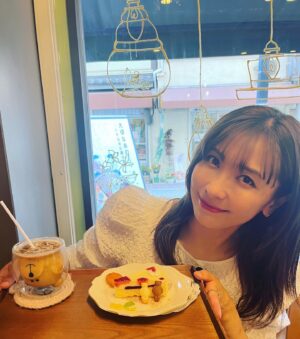 Mami Yamasaki Instagram - クマちゃん可愛い！
全部美味しそうで6種類あるチーズケーキを選ぶのに悩みに悩みましたが、木苺のチーズケーキにしました！
見た目もめちゃめちゃ可愛いし甘酸っぱくて美味しかったぁ！
全制覇したい！

#チーズケーキ #アンツコーヒー #カフェ #カフェ巡りしたい #山崎真実