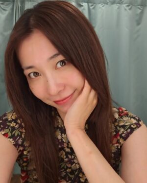 Mami Yamasaki Instagram - フェイスラインプラス銀座店さん(@faceline_plus )で初めてハーブピーリングしていただきました✨

肌が薄くて激弱なので逆に荒れたりしないかなぁって思っていたのですが、塗る量など調整して私に合った施術をしていただいたおかげで終わった後も問題なく、ワントーン肌が明るくなって嬉しかったぁ😳
ハーブピーリングと一緒にコルギをやっていただいたのですが、凝り固まった首や肩・こめかみ部分をほぐしていただきめちゃめちゃスッキリ！

回数を重ねるごとに肌も強くなっていくとのことなので、40歳手前で気になる所も増えてきたのでこれを機に続けていきたいと思います✨

ありがとうございました🙇✨

#ハーブピーリング#コルギ#美容 #フェイスラインプラス銀座