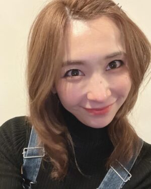 Mami Yamasaki Instagram - ヤンチャ真実仕様です。

明日いよいよ初日！
珍しい山崎真実を生で見に来て下さい！笑

※チケットご予約はストーリーにURL載せています！

#ひとくず #舞台 #いよいよ初日 #劇場でお待ちしております #下北沢b1 #山崎真実