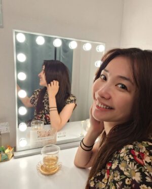 Mami Yamasaki Instagram - フェイスラインプラス銀座店さん(@faceline_plus )で初めてハーブピーリングしていただきました✨

肌が薄くて激弱なので逆に荒れたりしないかなぁって思っていたのですが、塗る量など調整して私に合った施術をしていただいたおかげで終わった後も問題なく、ワントーン肌が明るくなって嬉しかったぁ😳
ハーブピーリングと一緒にコルギをやっていただいたのですが、凝り固まった首や肩・こめかみ部分をほぐしていただきめちゃめちゃスッキリ！

回数を重ねるごとに肌も強くなっていくとのことなので、40歳手前で気になる所も増えてきたのでこれを機に続けていきたいと思います✨

ありがとうございました🙇✨

#ハーブピーリング#コルギ#美容 #フェイスラインプラス銀座