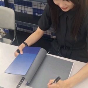Mami Yamasaki Instagram - サイン書きしてきました✨
明日書泉ブックタワーで12時にお待ちしております🙇
明日少し天気が良くないみたいなのですがお気をつけて来て下さいね！

#写真集 #写真集発売中 #カメリア #小学館 #グラビア#グラビア撮り下ろし #ラストグラビア #発売イベント #特典お渡し会 #書泉ブックタワー #秋葉原 #山崎真実