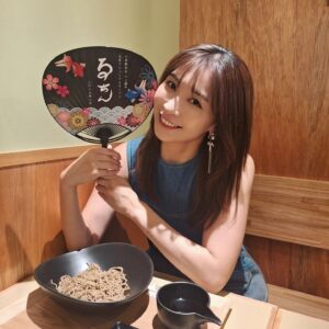Mami Yamasaki Instagram - 8月4日に九条駅6番出口降りてすぐのナインモール商店街の中程にるちん製麺所さんが移転リニューアルオープンするということで一足先にお蕎麦食べさせていただきました！

だったん蕎麦•ニ八蕎麦・十割蕎麦の3種類の中で私はだったん蕎麦。
こしがあって食べ応えもすごくあるしめちゃめちゃ美味しかった！　

そば粉で作った天婦羅の「金婦羅」が小麦粉で作ったものよりサクサクでこれも最高でした、、
あまりにも私のお皿の盛りつけ方のセンスがないから写真は撮らなかった笑

そしてずっと食べたかったるちん巻き！
お米の代わりにお蕎麦が入っているのですが、母と分けて食べるつもりが気づいたらほぼほぼ一人で食べてた笑
止まんないやつ！

他にも新メニューが今後出るのでまた近々食べに行きたいです。
大阪にお住まいの方、ぜひ8月4日から美味しいお蕎麦食べに行ってみて下さいね！

#るちん
#るちん製麺所 
#九条駅 
#ナインモール商店街 
#お蕎麦 
#山崎真実