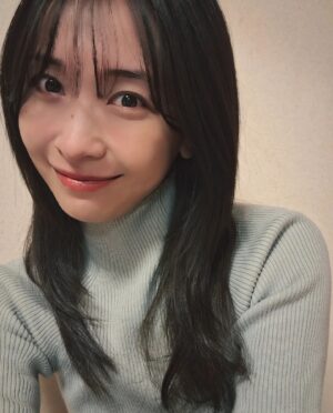 Mami Yamasaki Instagram - 数日熱と戦ってやっと体調が戻ってきてちょっと元気になって調子のってしまって、伸ばしていた前髪を勢いで自分で切ってしまった！笑
久しぶりの前髪あり。
気分によって、服装によって前髪おろしたり分けたりしよー。
でも分けてる率が高そうだな、、笑

#2wayバング #前髪ありなし #前髪ありなしどっちがいいかな #気分転換 #ロングへア