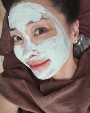 Mami Yamasaki Instagram - フェイスラインプラス銀座店さん(@faceline_plus )で初めてハーブピーリングしていただきました✨

肌が薄くて激弱なので逆に荒れたりしないかなぁって思っていたのですが、塗る量など調整して私に合った施術をしていただいたおかげで終わった後も問題なく、ワントーン肌が明るくなって嬉しかったぁ😳
ハーブピーリングと一緒にコルギをやっていただいたのですが、凝り固まった首や肩・こめかみ部分をほぐしていただきめちゃめちゃスッキリ！

回数を重ねるごとに肌も強くなっていくとのことなので、40歳手前で気になる所も増えてきたのでこれを機に続けていきたいと思います✨

ありがとうございました🙇✨

#ハーブピーリング#コルギ#美容 #フェイスラインプラス銀座