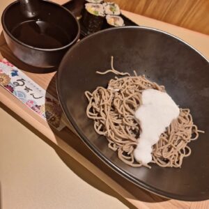 Mami Yamasaki Instagram - 8月4日に九条駅6番出口降りてすぐのナインモール商店街の中程にるちん製麺所さんが移転リニューアルオープンするということで一足先にお蕎麦食べさせていただきました！

だったん蕎麦•ニ八蕎麦・十割蕎麦の3種類の中で私はだったん蕎麦。
こしがあって食べ応えもすごくあるしめちゃめちゃ美味しかった！　

そば粉で作った天婦羅の「金婦羅」が小麦粉で作ったものよりサクサクでこれも最高でした、、
あまりにも私のお皿の盛りつけ方のセンスがないから写真は撮らなかった笑

そしてずっと食べたかったるちん巻き！
お米の代わりにお蕎麦が入っているのですが、母と分けて食べるつもりが気づいたらほぼほぼ一人で食べてた笑
止まんないやつ！

他にも新メニューが今後出るのでまた近々食べに行きたいです。
大阪にお住まいの方、ぜひ8月4日から美味しいお蕎麦食べに行ってみて下さいね！

#るちん
#るちん製麺所 
#九条駅 
#ナインモール商店街 
#お蕎麦 
#山崎真実