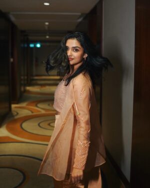 Mamitha Baiju Instagram - Premalu promotions✨ 
#pressmeet 
Styled by @styyledbyjoe @joe_elize_joy
Photography @merin__georg
MUAH @makeupartistry_kottayam.cochin
Outfit @t.and.msignature
Jewellery @kaya_online_
Coordination @jubin_vincent
