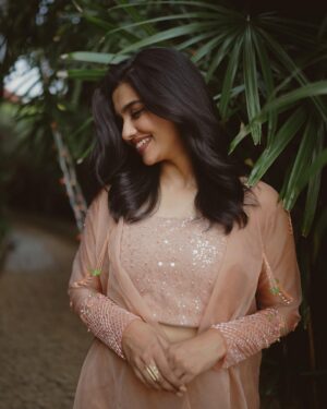 Mamitha Baiju Instagram - Premalu promotions✨ 
#pressmeet 
Styled by @styyledbyjoe @joe_elize_joy
Photography @merin__georg
MUAH @makeupartistry_kottayam.cochin
Outfit @t.and.msignature
Jewellery @kaya_online_
Coordination @jubin_vincent