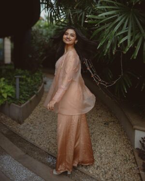 Mamitha Baiju Instagram - Premalu promotions✨ 
#pressmeet 
Styled by @styyledbyjoe @joe_elize_joy
Photography @merin__georg
MUAH @makeupartistry_kottayam.cochin
Outfit @t.and.msignature
Jewellery @kaya_online_
Coordination @jubin_vincent