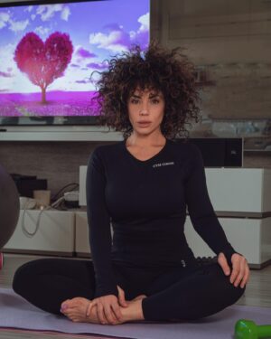 Manal El-Feitury Instagram - Изпращам месеца на любовта с домашни тренировки в последните дни🧘🏽‍♀️
@gymgoose 

#fitness #sport #actress #home