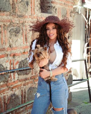 Manal El-Feitury Instagram - sweeter than honey🐶🍯