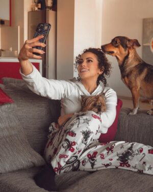 Manal El-Feitury Instagram - Сърцето ми винаги е отворено за животни в нужда и тези три малки котета се настаниха удобно в него и в моя дом. Две от тях имаха медицински проблеми, които с много любов и грижа преодоляхме. За известно време леко се притеснявах, че започвам да заприличвам на “лудата дама с котките”, защото у дома съжителствам с моите 2 котешки деца Стефчо и Чарли и двете ми кучешки бебета Бионсе и Олга. Първото коте беше осиновено преди Коледа, а другите две ще заминат за Германия през идните дни, преди дори да успея да се сбогувам с тях. 
В началото никой не ги искаше…И колкото повече време минаваше, толкова по-малка беше надеждата ми, че някой ще ги вземе. 
Чувствата ми в момента са смесени между радост и тъга, но в крайна сметка най-важното е, че намерихме прекрасни домове и за трите. ❤️ 

#catlover #animals #dogsofinstagram #doglovers #cats_of_instagram #catstagram #ilovemydog #ilovemycat