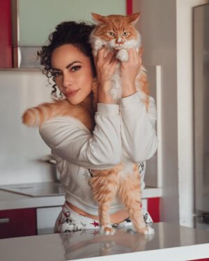 Manal El-Feitury Instagram - Сърцето ми винаги е отворено за животни в нужда и тези три малки котета се настаниха удобно в него и в моя дом. Две от тях имаха медицински проблеми, които с много любов и грижа преодоляхме. За известно време леко се притеснявах, че започвам да заприличвам на “лудата дама с котките”, защото у дома съжителствам с моите 2 котешки деца Стефчо и Чарли и двете ми кучешки бебета Бионсе и Олга. Първото коте беше осиновено преди Коледа, а другите две ще заминат за Германия през идните дни, преди дори да успея да се сбогувам с тях. 
В началото никой не ги искаше…И колкото повече време минаваше, толкова по-малка беше надеждата ми, че някой ще ги вземе. 
Чувствата ми в момента са смесени между радост и тъга, но в крайна сметка най-важното е, че намерихме прекрасни домове и за трите. ❤️ 

#catlover #animals #dogsofinstagram #doglovers #cats_of_instagram #catstagram #ilovemydog #ilovemycat