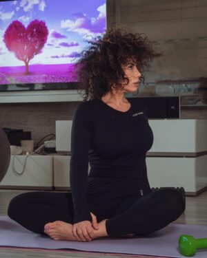Manal El-Feitury Instagram - Изпращам месеца на любовта с домашни тренировки в последните дни🧘🏽‍♀️
@gymgoose 

#fitness #sport #actress #home