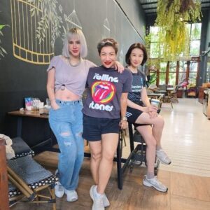 Manaswee Krittanookul Instagram - ถึงเรื่องการเงินจะติดดิน แต่เรื่องการกินเราติดดาว🤣🤣🤣

#maenalinthonfamily