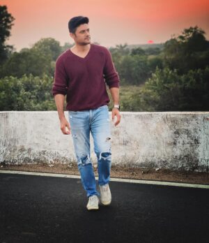 Manav Gohil Instagram - Crossing the road in a rural setting seemed like a cakewalk!! 

#photodump