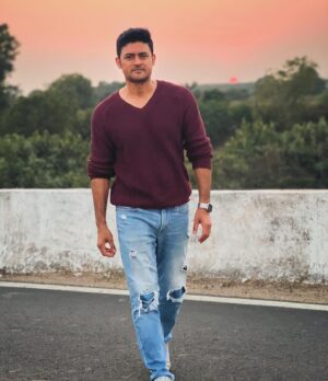 Manav Gohil Instagram - Crossing the road in a rural setting seemed like a cakewalk!! 

#photodump