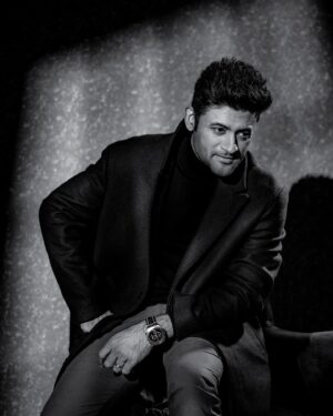 Manav Gohil Instagram - 🖤🤍

#retro 

Photographer: @deepak_das_photography 
Edited by : @kakali_das_photography 
Styled by : @dhwaniivithalani_22 
Make up : @parekh.sanjay13