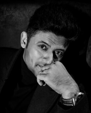 Manav Gohil Instagram - 🖤🤍

#retro 

Photographer: @deepak_das_photography 
Edited by : @kakali_das_photography 
Styled by : @dhwaniivithalani_22 
Make up : @parekh.sanjay13