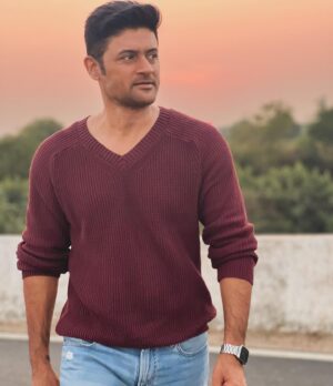 Manav Gohil Instagram - Crossing the road in a rural setting seemed like a cakewalk!! 

#photodump