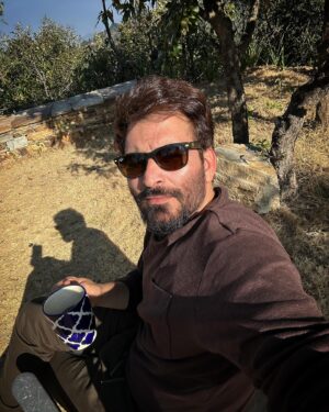 Manav Kaul Instagram - पहाड़, काफ़ी और ठंड की नरम-गरम धूप … 
इस सबमें एक एक्टर क्या करता है ? वो तुरंत खुद की तस्वीरें खींच लेता है 🙈🙈🙈🙈🙈