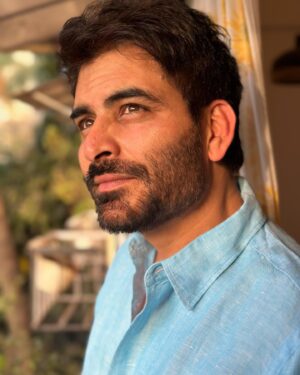 Manav Kaul Instagram - ढलते सूरज को देखकर लगता है कि ये कितनी थका देने वाली क्रिया है… लगातार डूबते रहना। क्या लगातार डूबा जा सकता है? Humanity को भी कितनी त्रासदियाँ लगती है लगातार डूबते रहने के लिए… और हम लगातार डूबते रहते हैं। 
फिर जब सूरज उगता है तो लगता है हम बस पलट गए हैं। क्या हम लगातार उगते रह सकते हैं? हमारे उग आने को देखकर ऐहसार होता है, Humanity ने अपने स्नेह और आपसी प्रेम से कुछ तो है जो सँभाल रखा है जिससे लगातार उगते रहना हमारा क़ायम रहता है। हम ये दुनिया कहाँ से खड़े होकर देख रहे है, डूबने और उग आने में शायद इतना ही अंतर है। आप कहाँ से देख रहे है? क्या आप जानते हैं? 
#nofilter #randomclick #actoroutofwork 🙆🏽‍♂️😀