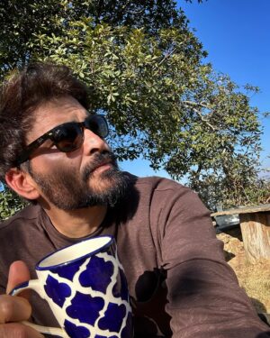 Manav Kaul Instagram - पहाड़, काफ़ी और ठंड की नरम-गरम धूप … 
इस सबमें एक एक्टर क्या करता है ? वो तुरंत खुद की तस्वीरें खींच लेता है 🙈🙈🙈🙈🙈