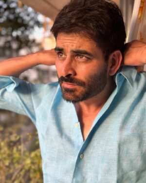 Manav Kaul Instagram - ढलते सूरज को देखकर लगता है कि ये कितनी थका देने वाली क्रिया है… लगातार डूबते रहना। क्या लगातार डूबा जा सकता है? Humanity को भी कितनी त्रासदियाँ लगती है लगातार डूबते रहने के लिए… और हम लगातार डूबते रहते हैं। 
फिर जब सूरज उगता है तो लगता है हम बस पलट गए हैं। क्या हम लगातार उगते रह सकते हैं? हमारे उग आने को देखकर ऐहसार होता है, Humanity ने अपने स्नेह और आपसी प्रेम से कुछ तो है जो सँभाल रखा है जिससे लगातार उगते रहना हमारा क़ायम रहता है। हम ये दुनिया कहाँ से खड़े होकर देख रहे है, डूबने और उग आने में शायद इतना ही अंतर है। आप कहाँ से देख रहे है? क्या आप जानते हैं? 
#nofilter #randomclick #actoroutofwork 🙆🏽‍♂️😀