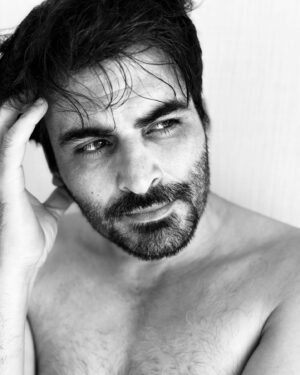 Manav Kaul Instagram - कुछ बात तो है इन दोपहरों की… ख़ासकर अगर चाय, पुराने गाने और हल्की झीनी हवा चले तो लगता है इनमें खुद का होना क़ैद कर लूँ। कुछ लिख देना या तस्वीरें लेना शायद उसी का असफल प्रयास है। 🦋
#blackandwhiteportrait #blackandwhite #actor