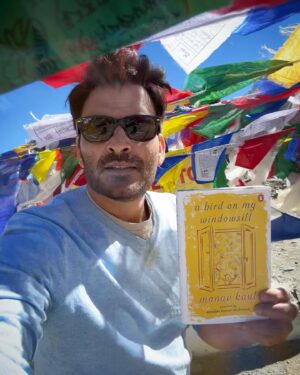 Manav Kaul Instagram - A BIRD ON MY WINDOW SILL …. 

Ab mere saath udd rahi hai 🦋😊
Hope you will get your copy soon😊
It’s also available in US, UK, Canada and other countries ♥️
#shinkulatop #zanskar #lahaul #solotravel #abirdonmywindowsill