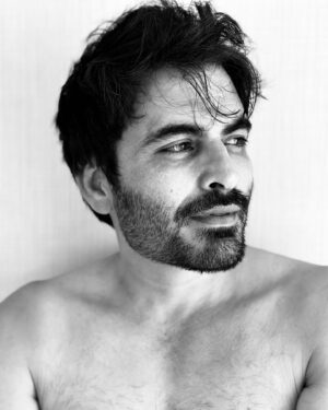Manav Kaul Instagram - कुछ बात तो है इन दोपहरों की… ख़ासकर अगर चाय, पुराने गाने और हल्की झीनी हवा चले तो लगता है इनमें खुद का होना क़ैद कर लूँ। कुछ लिख देना या तस्वीरें लेना शायद उसी का असफल प्रयास है। 🦋
#blackandwhiteportrait #blackandwhite #actor
