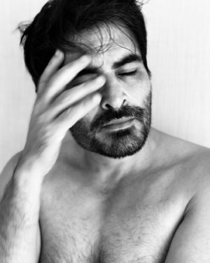 Manav Kaul Instagram - कुछ बात तो है इन दोपहरों की… ख़ासकर अगर चाय, पुराने गाने और हल्की झीनी हवा चले तो लगता है इनमें खुद का होना क़ैद कर लूँ। कुछ लिख देना या तस्वीरें लेना शायद उसी का असफल प्रयास है। 🦋
#blackandwhiteportrait #blackandwhite #actor