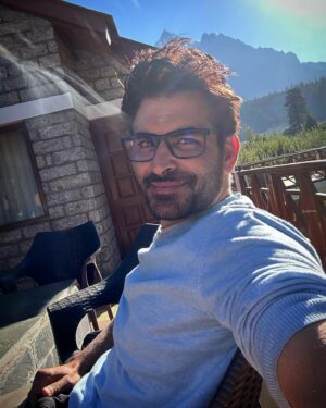 Manav Kaul Instagram - पहाड़ों की ठंडी सुबह और उसमें हल्की धूप का स्पर्श 🍁🍂😊

#sanglavalley #kinnour #himachalpradesh #solotravel 
@banjaravalleyretreat @banjaraexperiences