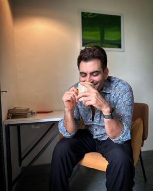 Manav Kaul Instagram - एक असफल चित्रकार अपनी पेंटिंग के साथ।