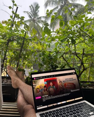 Manav Kaul Instagram - फ़िल्म देखने के बाद माँ ने कहा “ये बारिश के मौसम में फुहारों सी फ़िल्म है।” 
#trialperiod देखी आप लोगों ने? 
ये @officialjiocinema पर free stream हो रही है। बताइयेगा comments में कि आपको कैसी लगी। 
♥️

Coord Set - @thespacelines_com
Tshirt - @creaturesofhabit.in
Sneakers - @chnks_official
Cuff - @foret.store
Styled by- @rochelledsa @anishagandhi3
Assistant stylist- @ssssamridh
Makeup- @kimberlyychu
Managed by- @iambhawanjha